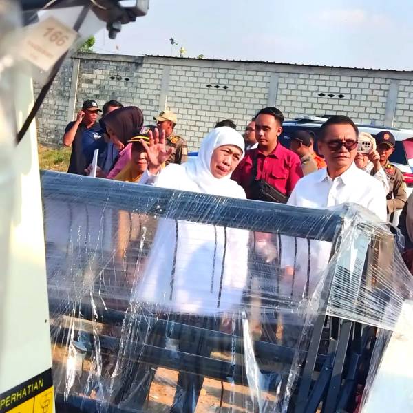 Kepala Dinas Pertanian Jatim Heru Suseno Dampingi Gubernur Khofifah Serahkan Alsintan untuk Petani Tuban