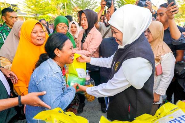 Warga Gresik Serbu Pasar Murah, Khofifah Tegaskan Jaga Stabilitas Harga