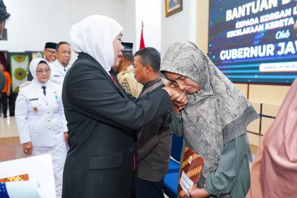 Khofifah Serahkan Santunan Korban Laka KA Magetan Evaluasi Perlintasan