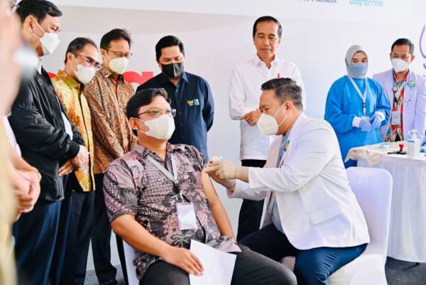 Jokowi Tinjau Penyuntikan Perdana Vaksin IndoVac