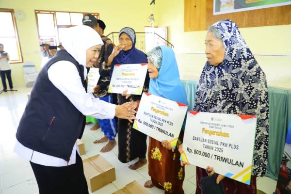 Khofifah Turun Langsung ke Bawean: Ribuan Sembako, Bantuan Sosial, hingga Kapal Perang Dikerahkan