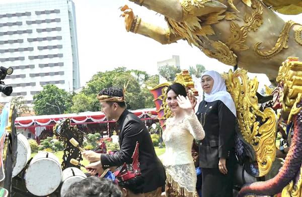 Momen Khofifah dan Emil Naik Musik Ul-Daul Khas Madura Saat Puncak HUT ke-81 Jatim