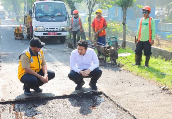 Wagub Emil Tinjau Jalan Kejayan–Purwosari, Pastikan Perbaikan Tak Sekadar Tambal