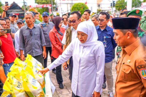 Khofifah Pastikan Stok Beras Jatim Aman, Ajak Warga Manfaatkan Pasar Murah