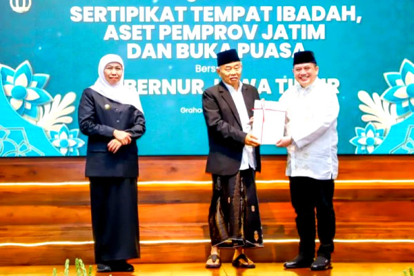 Khofifah–BPN Jatim Serahkan 444 Sertifikat, Aset Pemprov dan Tempat Ibadah Kini Berlegalitas Jelas