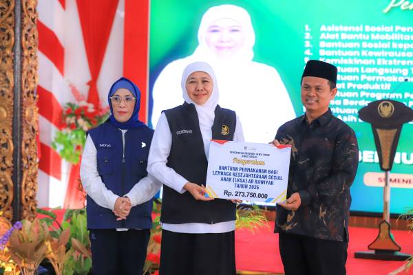 Gubernur Khofifah Salurkan Bantuan dan Zakat Produktif Senilai Rp 24 Miliar