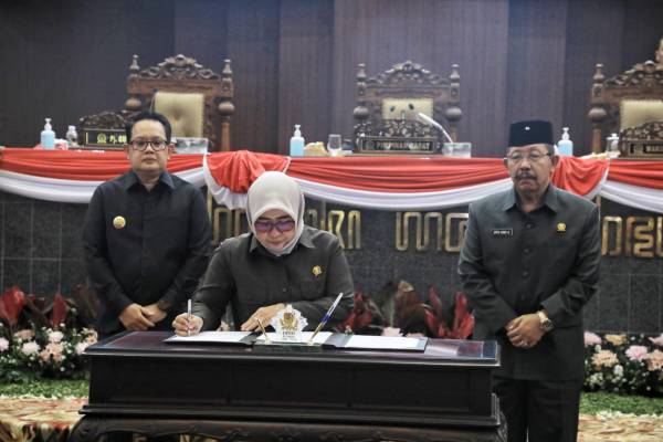 Sahkan Perda KTR, RUED, dan Pemajuan Kebudayaan Daerah