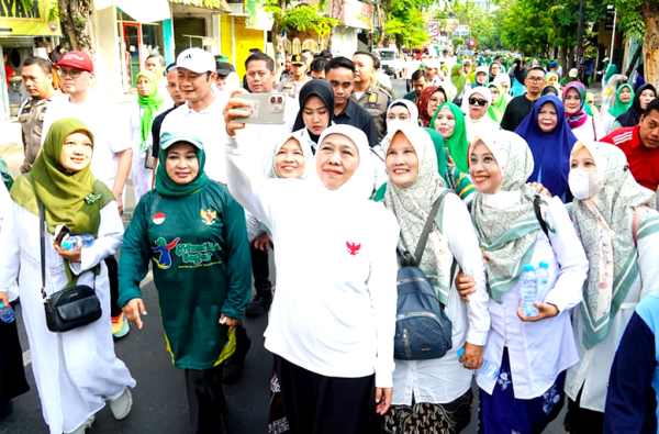 Gubernur Khofifah Jalan Sehat Hari Santri di Lamongan, Ajak Warga Bergerak Satu Irama