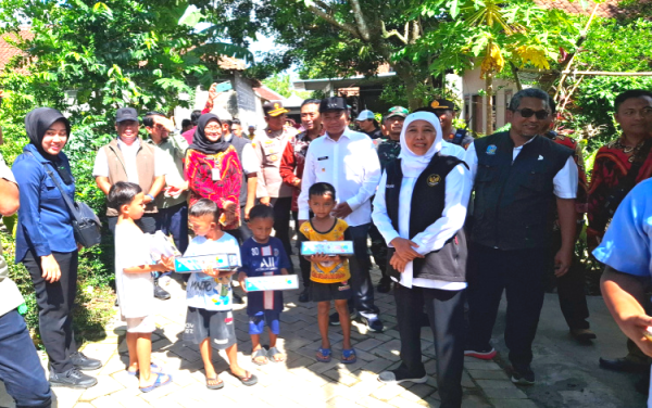 Kunjungi Bondowoso, Gubernur Khofifah Salurkan Bansos dan Pantau Proyek Infrastruktur