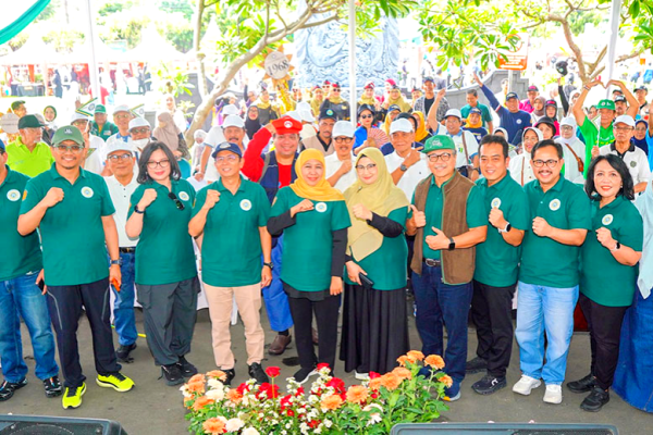 Khofifah Berangkatkan Parade Defile Dies Natalis ke-71 UNAIR dan 112 Tahun Pendidikan Dokter