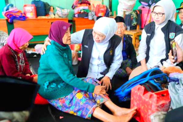 Khofifah Pastikan Penanganan Pengungsi Semeru Berjalan Maksimal