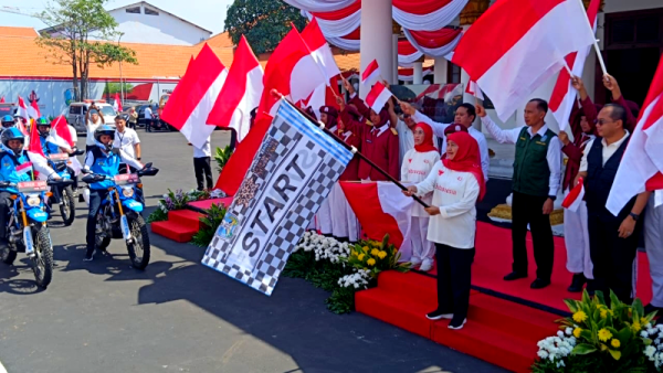 Khofifah Berangkatkan Tim Bakti Negeri Sambangi Pejuang Kemerdekaan