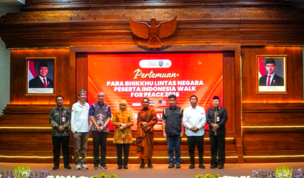 58 Bhikkhu Thudong Disambut Khofifah di Grahadi, Misi Jalan Damai Dunia Singgah di Surabaya