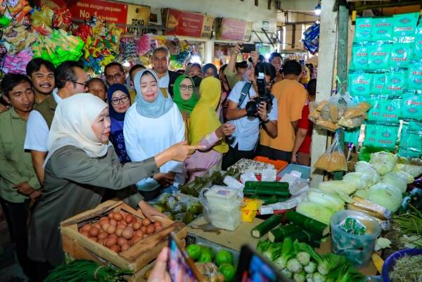 Sidak Pasar Tambakrejo, Khofifah Pastikan Stok Aman dan Siapkan Intervensi Harga Jelang Ramadhan