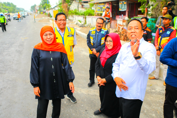 Khofifah Tinjau Progres Pelebaran Jalan Strategis di Magetan