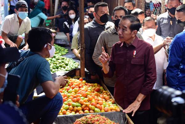 Jokowi Cek Harga Sembako di Pasar Airmadidi Minahasa Utara