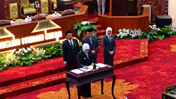 Paripurna Perdana 2026, DPRD Jatim Sahkan Dua Raperda Jadi Perda
