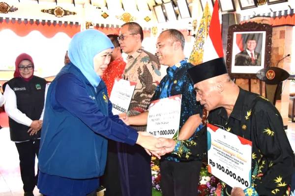 Gubernur Khofifah Salurkan Bansos Rp9,87 Miliar di Magetan untuk Perkuat Perlindungan Sosial