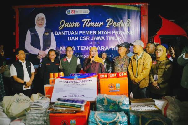 Khofifah Salurkan 65,7 Ton Bantuan untuk Korban Gempa NTT