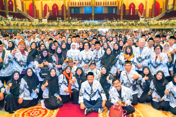 HUT PGRI 2025 Khofifah Tegaskan Guru Pilar Karakter Bangsa