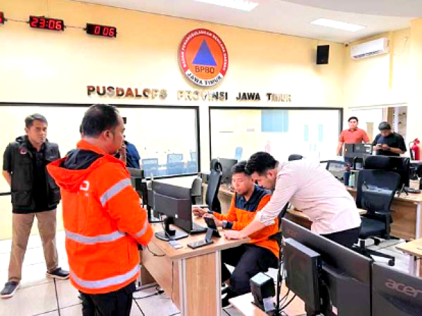 Wagub Emil Tinjau Pusdalops BPBD Jatim, Pantau Bencana di Gresik–Surabaya Secara Real Time