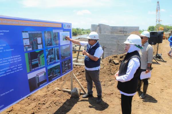 Khofifah Tinjau Spillway Sungai Tanggul di Jember, Pastikan 1.046 Hektare Sawah Terairi Kembali