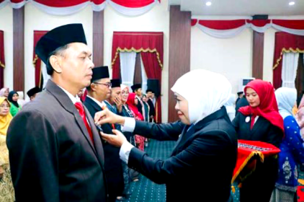 Khofifah Anugerahkan Satyalancana Karya Satya kepada 653 ASN Pemprov Jatim