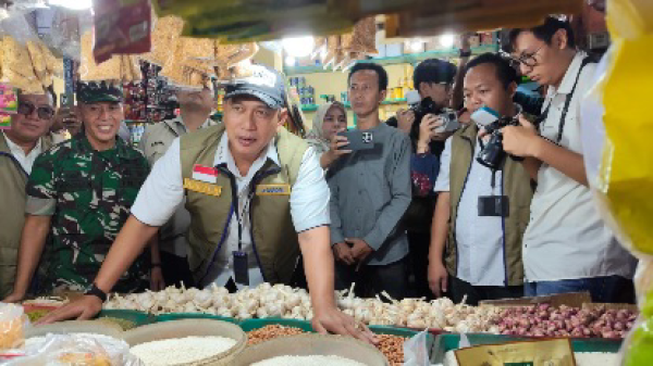 Stok Beras Tembus Rekor 4,4 Juta Ton, Dirut Bulog Sidak Harga di Pasar Wonokromo