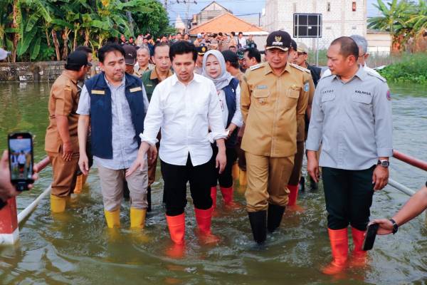 Emil Dardak Tinjau Banjir Lamongan Fokus Bantu Pengurukan Rumah dan Logistik Warga