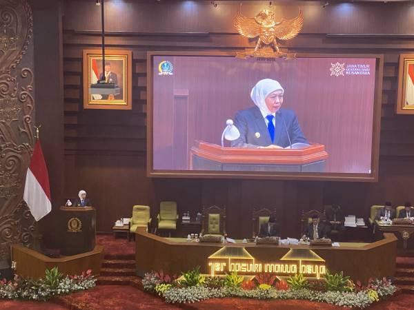 Khofifah Ingatkan DPRD Jangan “Salah Makam” Soal Kewenangan, Singgung Stunting hingga Bank Jatim