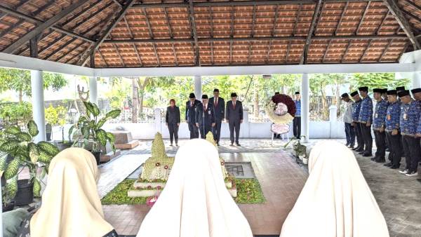 Peringati HUT ke-81 Jatim, Pemprov Ziarahi Makam Delapan Mantan Pemimpin