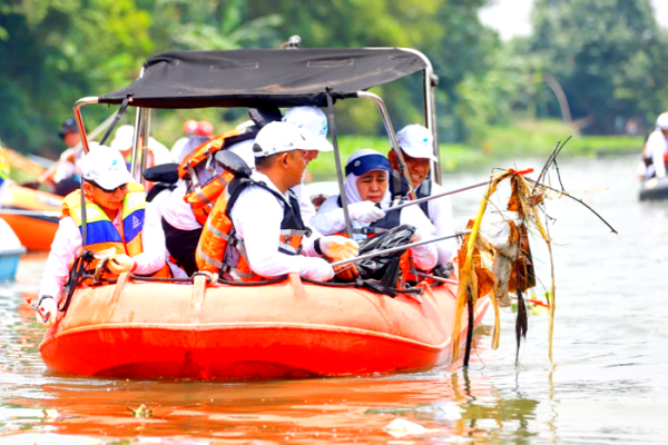 Khofifah dan Marinir Galang Aksi Bersih Kali Surabaya Demi Lingkungan Sehat