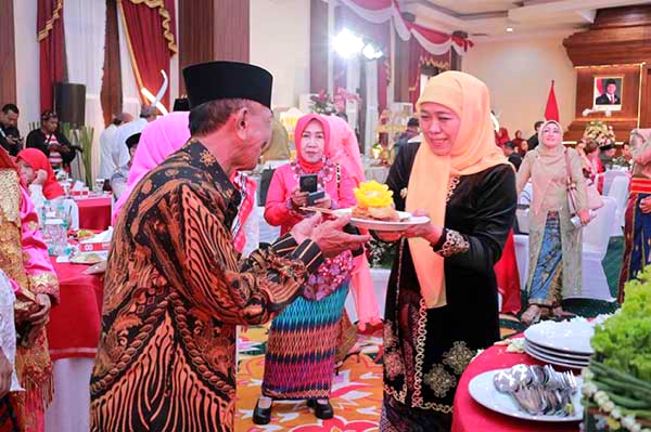 Usai Upacara, Khofifah Makan Bersama Keluarga Pahlawan di Grahadi