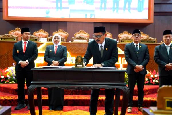 Pemprov dan DPRD Jatim Tanda Tangani KUA PPAS Perubahan APBD 2025