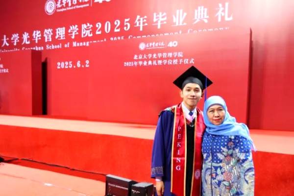Bangga Jadi Ibu, Khofifah Dampingi Putranya Wisuda di Peking University