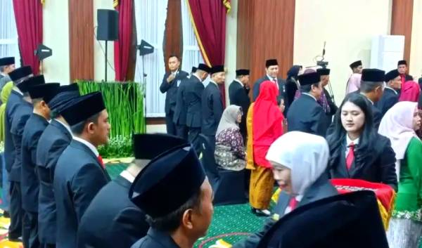 196 ASN Pemprov Jatim Terima Satyalencana dari Presiden Prabowo, Khofifah: Ada Amanat di Baliknya