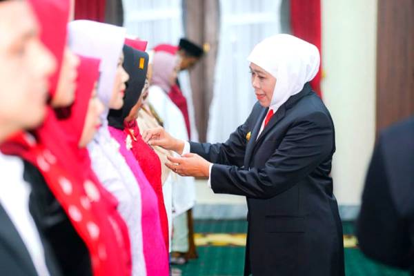 Gubernur Khofifah Sematkan Satyalancana Karya Satya ke 600 ASN Jatim