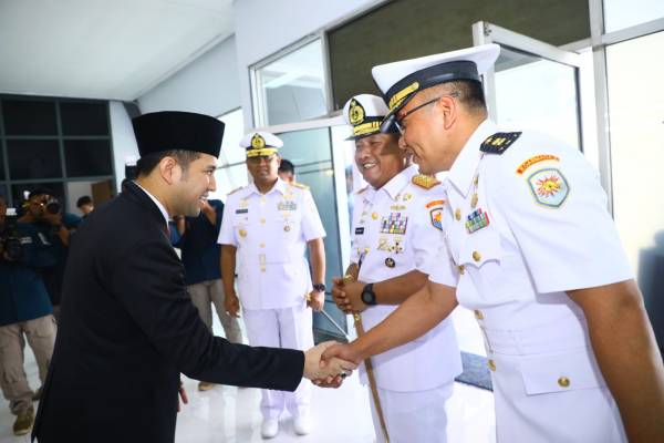 Hadir Sertijab Komandan Lantamal V, Wagub Emil Harapkan Sinergitas Pemprov Jatim dan Lantamal V Terus Berlanjut