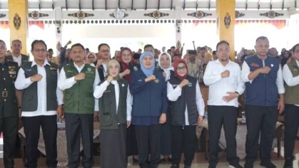 Perkuat Perlindungan Sosial, Pemprov Jatim Serahkan Bansos dan Modal Usaha Rp9,8 Miliar di Magetan