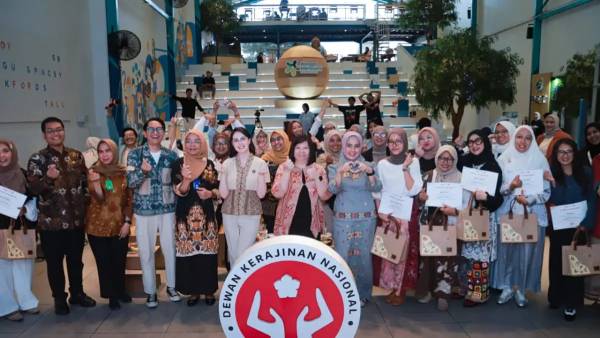 Arumi Bachsin Dorong Kartini Muda Jatim Kembangkan Fashion dan Kriya Berbasis Desain Berkelanjutan