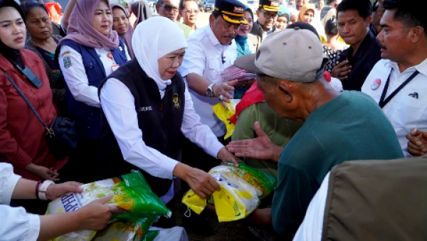 Pasar Murah Pemprov Jatim Tembus 93 Titik, Warga Nganjuk Dapat Bendera Merah Putih