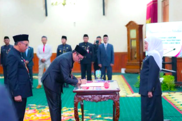 Gubernur Khofifah Rotasi Enam Pejabat Pemprov Jatim