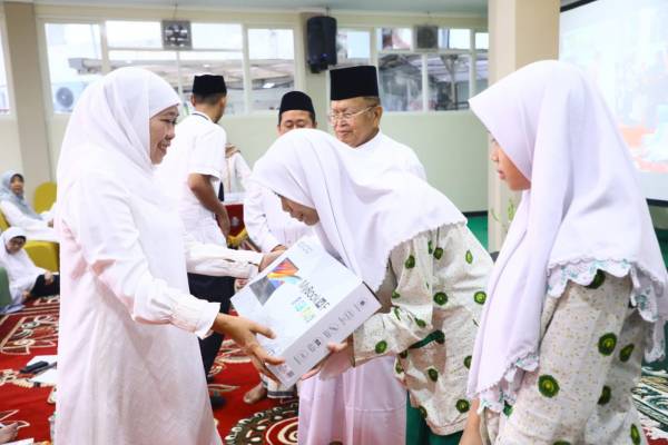 Khofifah Beri Hadiah Dua Siswa SMA Khadijah yang Dapat Golden Ticket Diterima di Universitas Airlangga