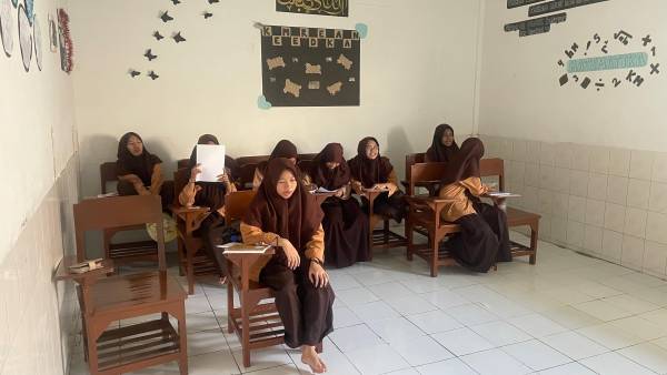 Semangat Siswi MTs Muhyiddin Surabaya Berlatih Paduan Suara Jelang Wisuda 2026