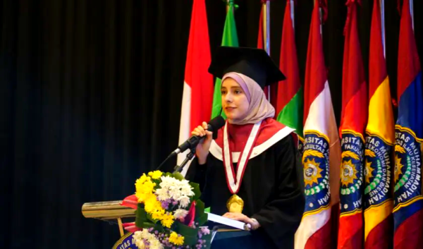 Termasuk Warga Gaza Palestina, UM Surabaya Kukuhkan 927 Wisudawan