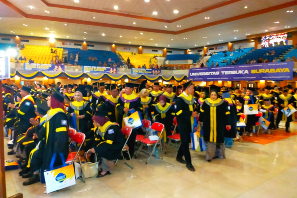 Khofifah Hadiahi Lulusan Terbaik UT Surabaya Pilihan Umrah atau Beasiswa Magister