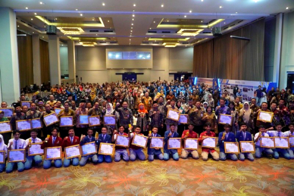 Festika Jatim 2025, Khofifah Tegaskan AI Tak Gantikan Peran Esensial Guru