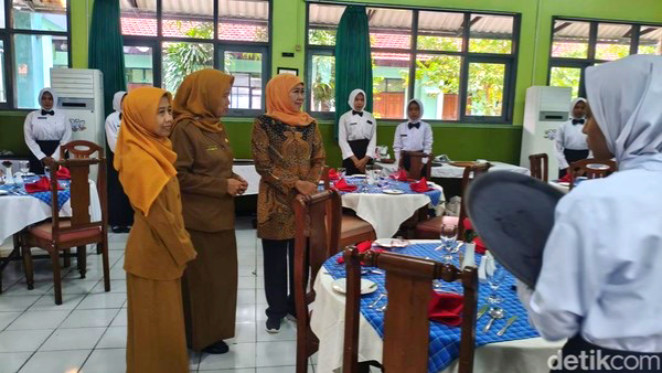 Khofifah Puji SMKN 1 Buduran, Lulusan Siap Kerja Bahkan Direkrut Sebelum Wisuda