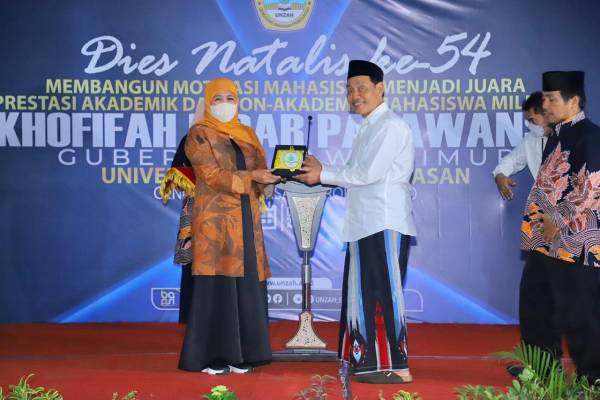 Beri Motivasi Mahasiswa UNZAH  Genggong-Probolinggo, Khofifah Dorong Pemanfaatan Teknologi Digital