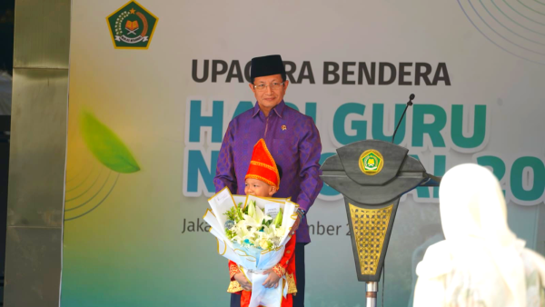Pengabdian Guru Fondasi Pendidikan Nasional Pesan Menag di Hari Guru 2025